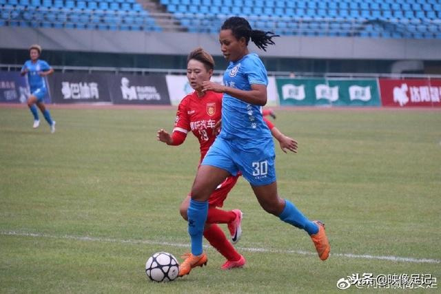 杨超声领取中超第二轮最佳奖杯：好像回到了17岁的夏天